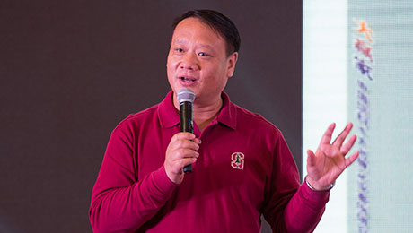 張利庠教授、中國人大畜牧飼料產(chǎn)業(yè)研究中心主任、中國三農(nóng)經(jīng)濟促進會會長