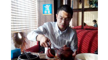 高川--湖南農大動物營養碩士
現任：飼料技術經理，進入資源大家庭，得到很多老師的幫助，也更加清楚了自己的位置和方向。以前人生的種種經歷，在此時才發現它的價值。